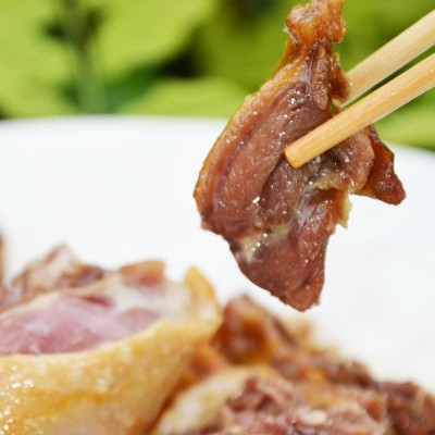 卫食园汤汁腊鸭650g彩袋包装风干板鸭安徽特产农家自制咸鸭子整只图2