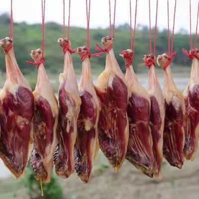 （厂家发货）美味新鲜风干身腊鸭腿腿咸鸭腿肠腊肉批发零售餐饮图1