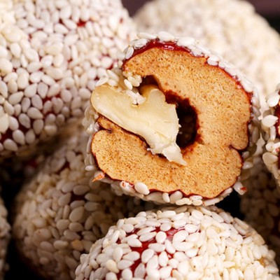 代发芝麻枣夹核桃批发500g 新疆独立网红抱抱果零食红枣夹核桃仁图3